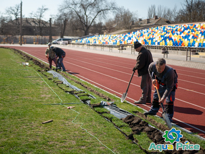 выкапывание траншей для комплекта полива на футбольном поле