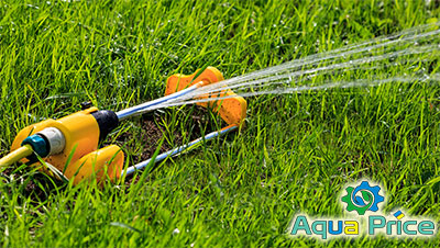 Осциллирующий дождеватель поливает газон