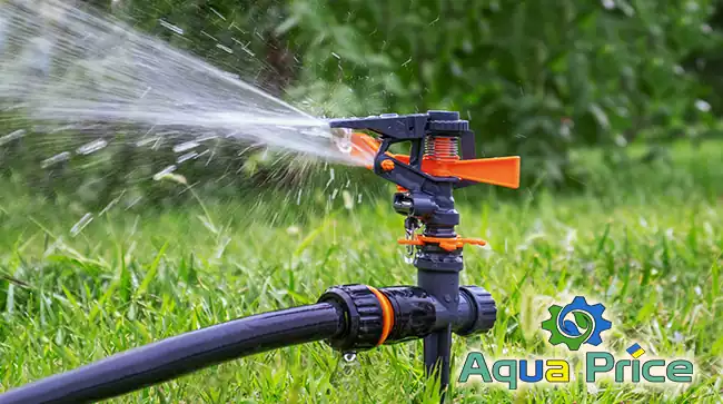 Импульсный дождеватель поливает газон