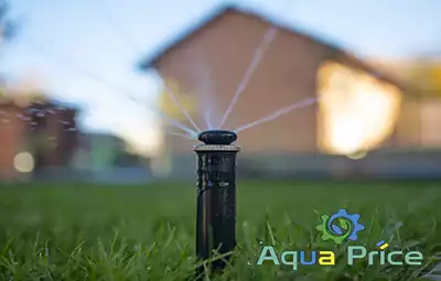 Выдвижной дождеватель поливает газон