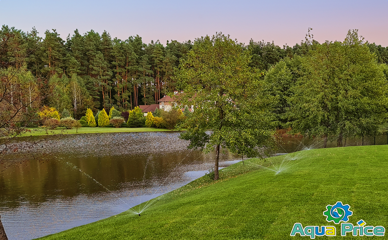 Автоматический полив газона на берегу реки