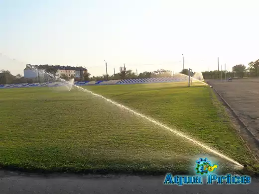 Полив газона на футбольном поле