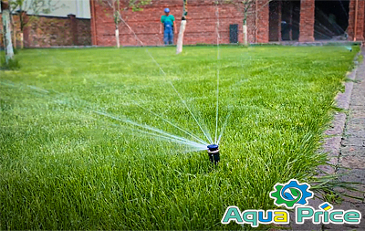 автополив Hunter поливает газон